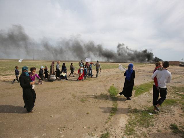 Displaced Iraqi families flee