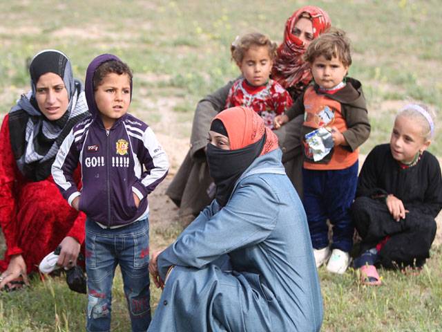 Displaced Iraqi families flee