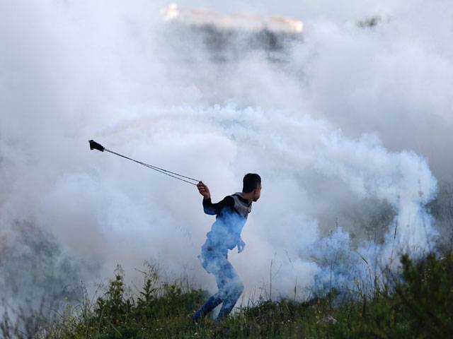 A Palestinian protesters clashes with Israeli security 