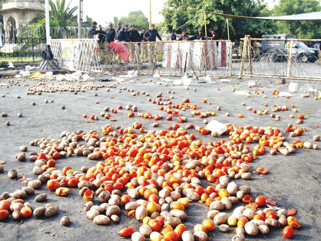 Farmers back to The Mall