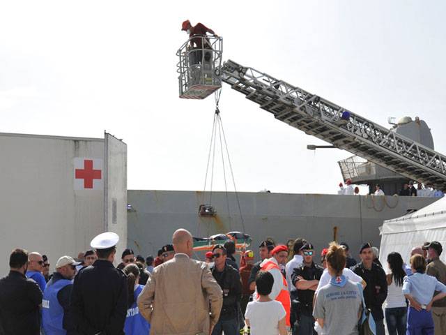  The body of a migrant is evacuated from Italian Navy