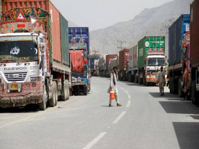 Truck queues back up after fighting closes Pak-Afghan border