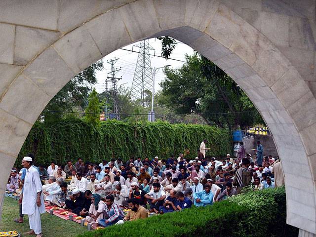 Faithful waiting for Azaan break their fast in Lahore