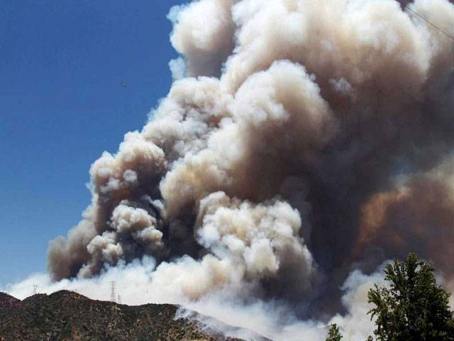 Hundreds evacuated as wildfire hits LA 