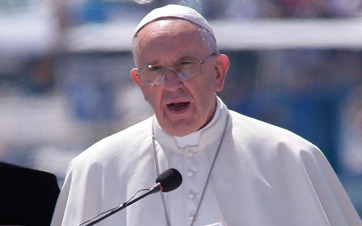 Pope refuses to equate Islam with violence