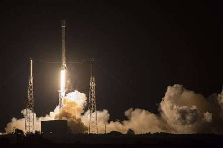 SpaceX lands Falcon 9 rocket after launch