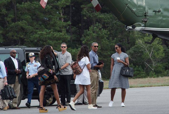 Obamas wrap up final summer trip as first family