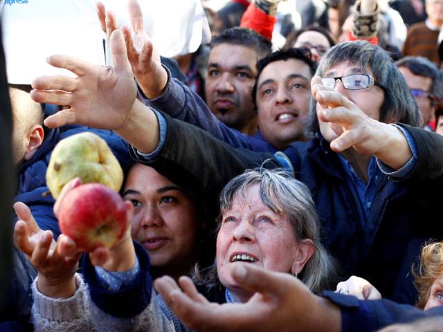 People receive free pears and apple1
