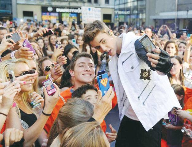 Japan warns on measles as infected fan joins Bieber concert