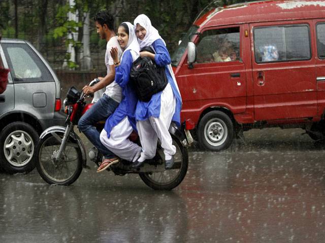 Students during heavy rain1
