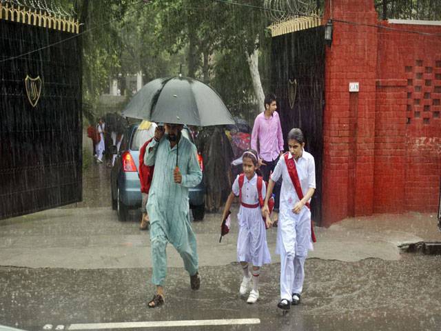 Students during heavy rain1