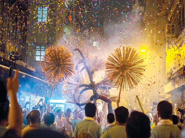 Fire dragon draws thousands to Hong Kong festival