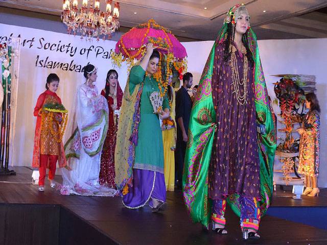 Showcasing Pakistan fashion1