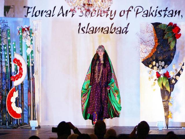 Showcasing Pakistan fashion1