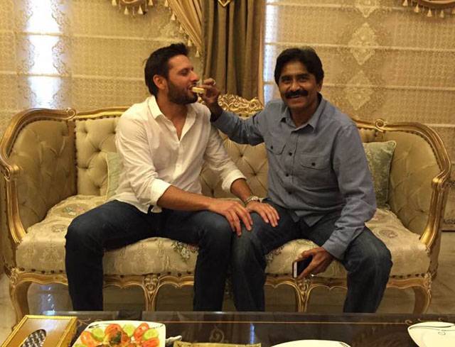 Afridi-Miandad tussle ends with sweets sharing