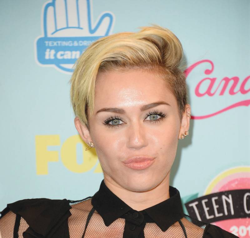 Hillary deserves to be president: Miley
