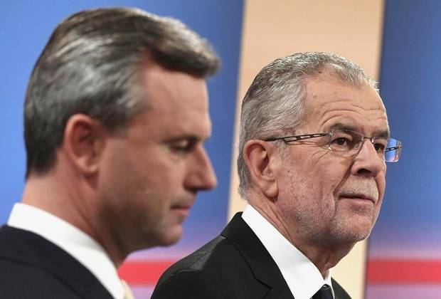 Blow to populists as Austrian far-right concedes defeat 