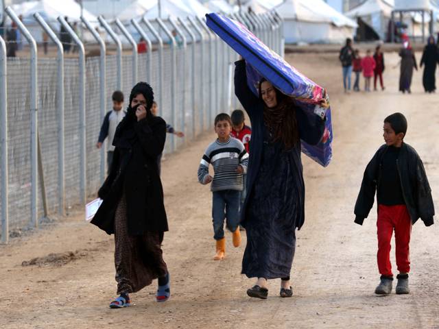 Displaced Iraqis, who fled the violence in the northern city of Mosul