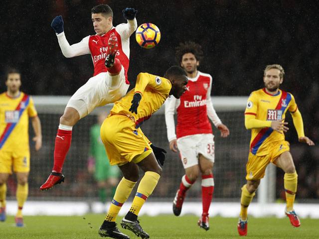 Giroud nets wonder goal as Arsenal, Spurs climb
