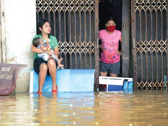 18 dead as torrential rains submerge Thai south