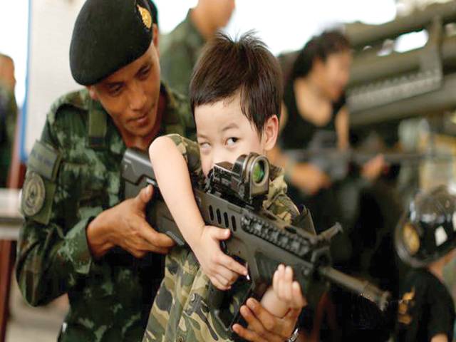 Thai army invites in kids for gun play
