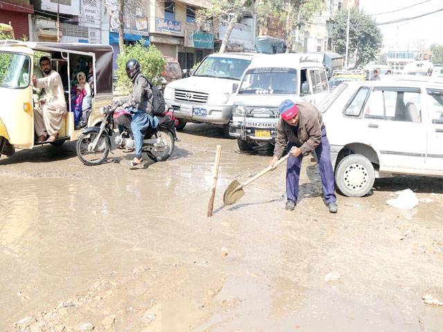 Municipal authorities fail to remove filth from city roads