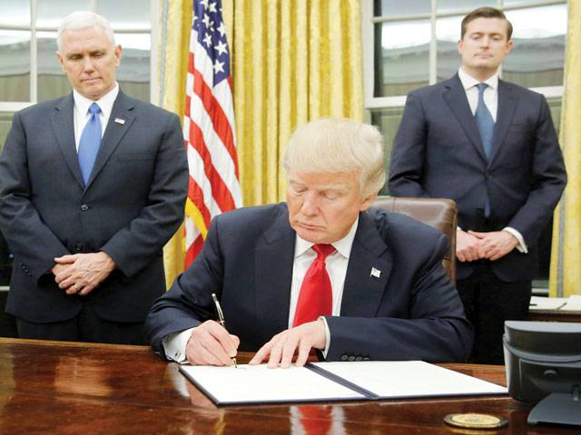 Trump signs executive order against Obamacare 