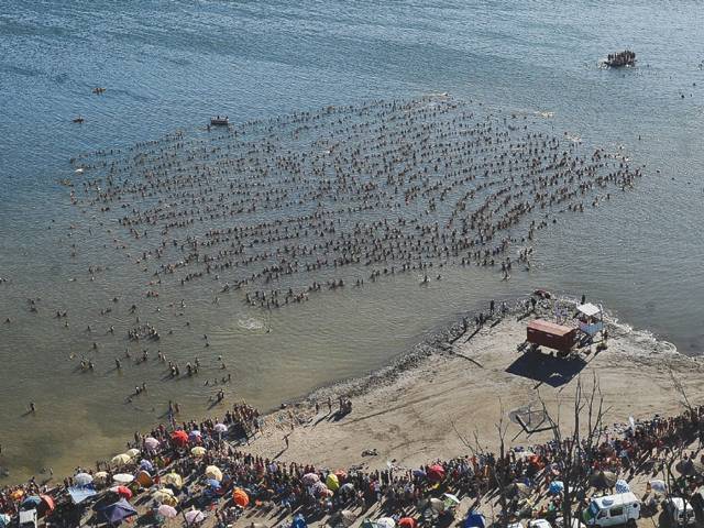 Nearly 2,000 set Guinness floating record in Argentina