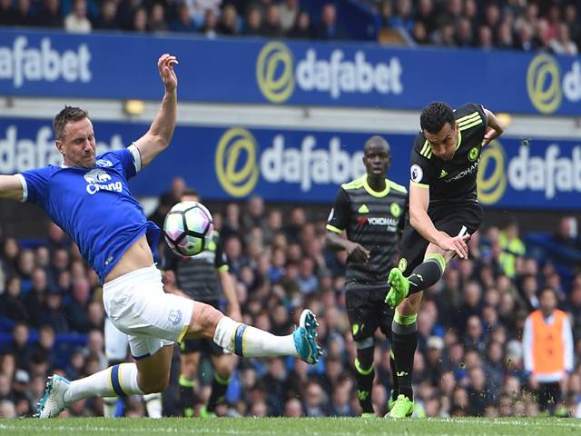 Chelsea throw down gauntlet to Spurs, Manchester misery