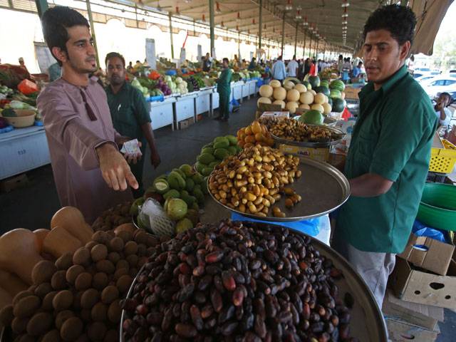 Omanis shop in Muscat market1