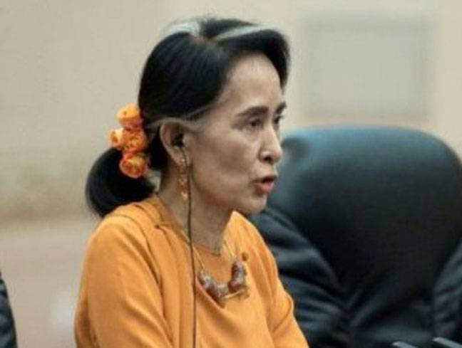 Suu Kyi defends slow-moving peace process