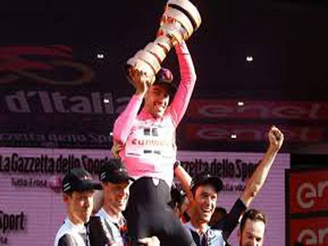 Dumoulin stuns Quintana to make Giro d'Italia history