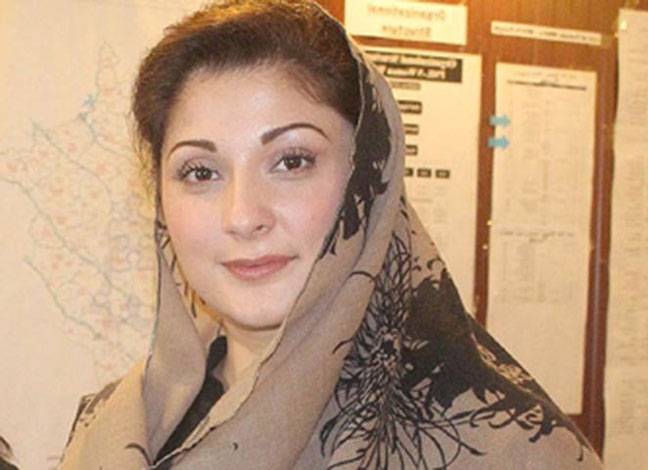 Maryam Nawaz stands behind her brothers