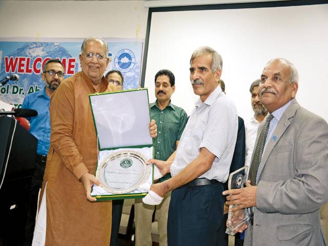 Dr Jabbar honoured by IPC minister for scaling Mount Everest