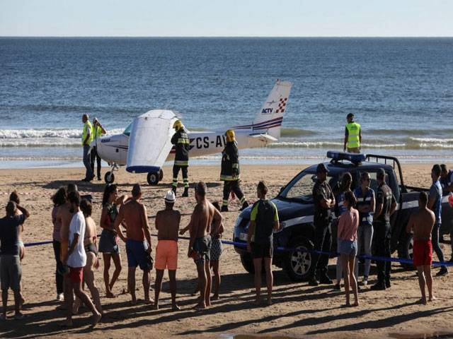 2 sunbathers killed as plane lands on packed Portugal beach