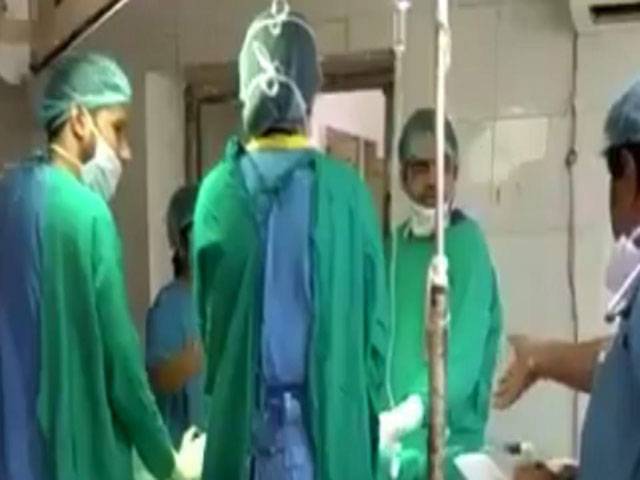 India doctor fight during operation goes viral 