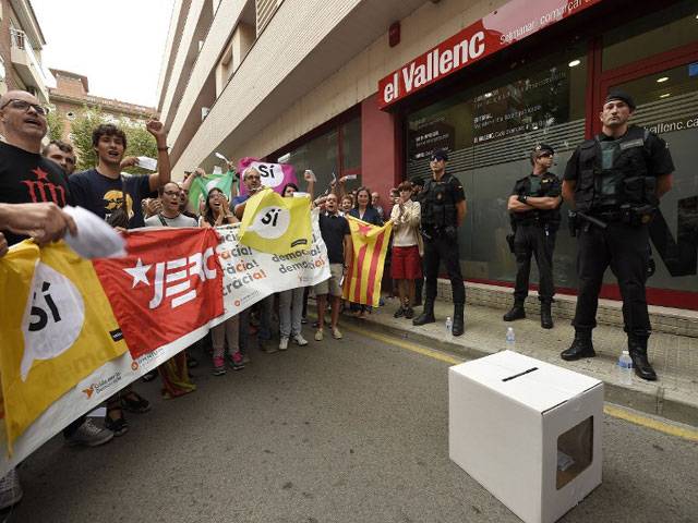 Police seize ballot boxes ahead of Catalonia vote
