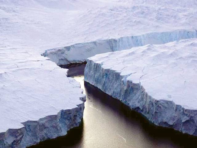 Big Antarctic iceberg edges out to sea