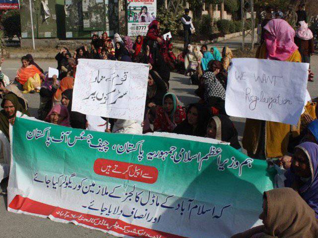 Daily wages teachers protest for timely salaries 