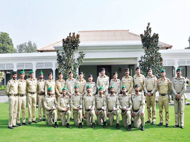 COAS meets gold-winning Pak Army team 