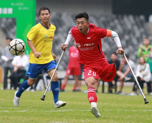 One-legged football 'king' melts world hearts