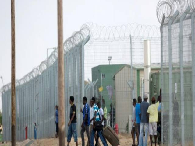 Israel to shut migrant centre and deport Africans