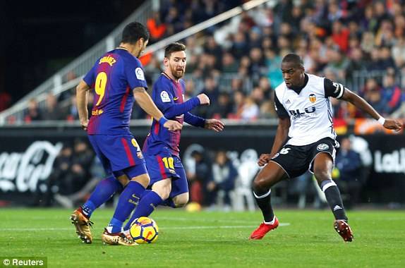 Messi denied clear goal as Valencia hold Barca
