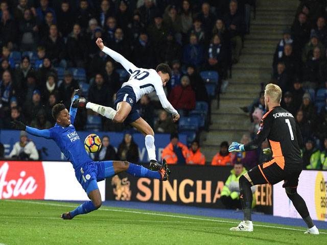 Young sparkles as United close gap, Spurs' title bid in tatters