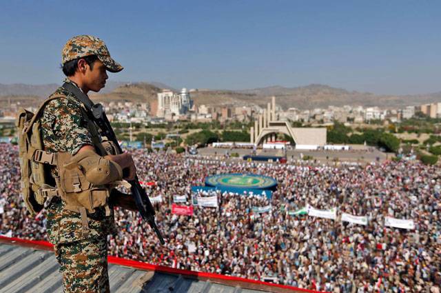Thousands gather in Sanaa after rebel clashes