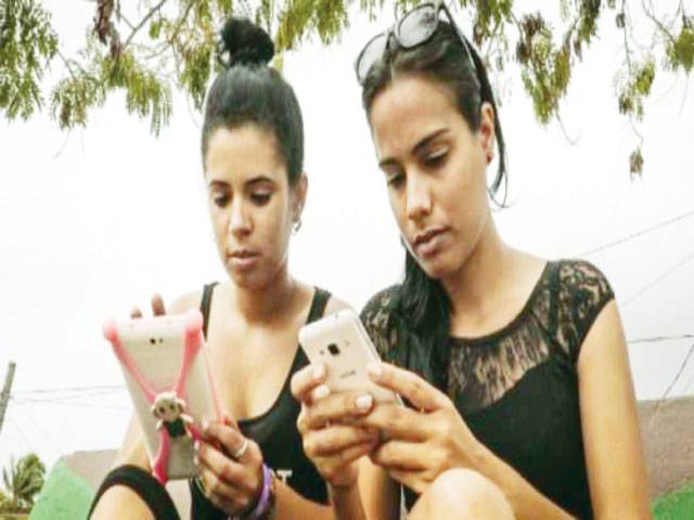 Cuba authorises sending text messages to US phones 