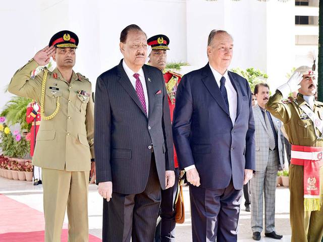  Mamnoon Hussain welcoming Prince Aga Khan at the Aiwan-e-Sadr Islamabad