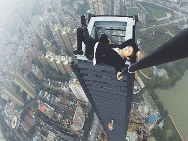 Chinese rooftop climber dies in 62-storey fall