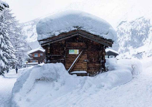 Heavy snowfall strands 13,000 tourists in Swiss Alps