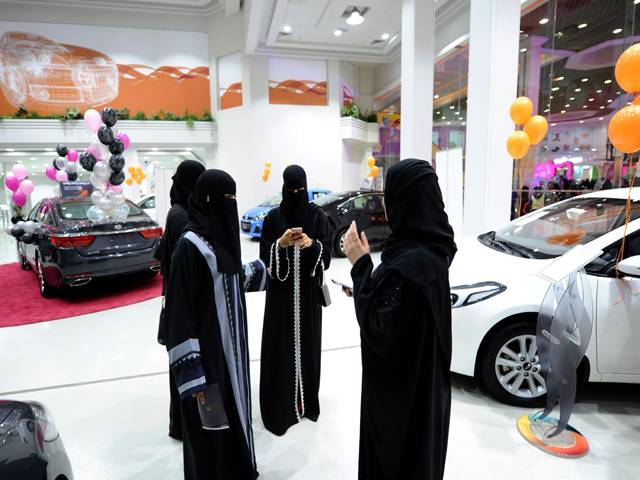  Saudi women at showroom